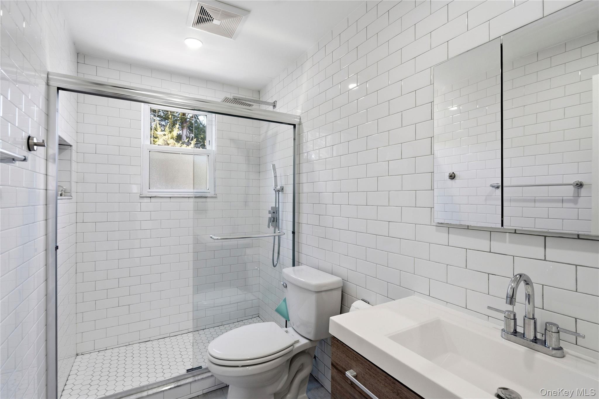 25 Leonard Road Syosset, NY 11791 - Photo 13 of 32