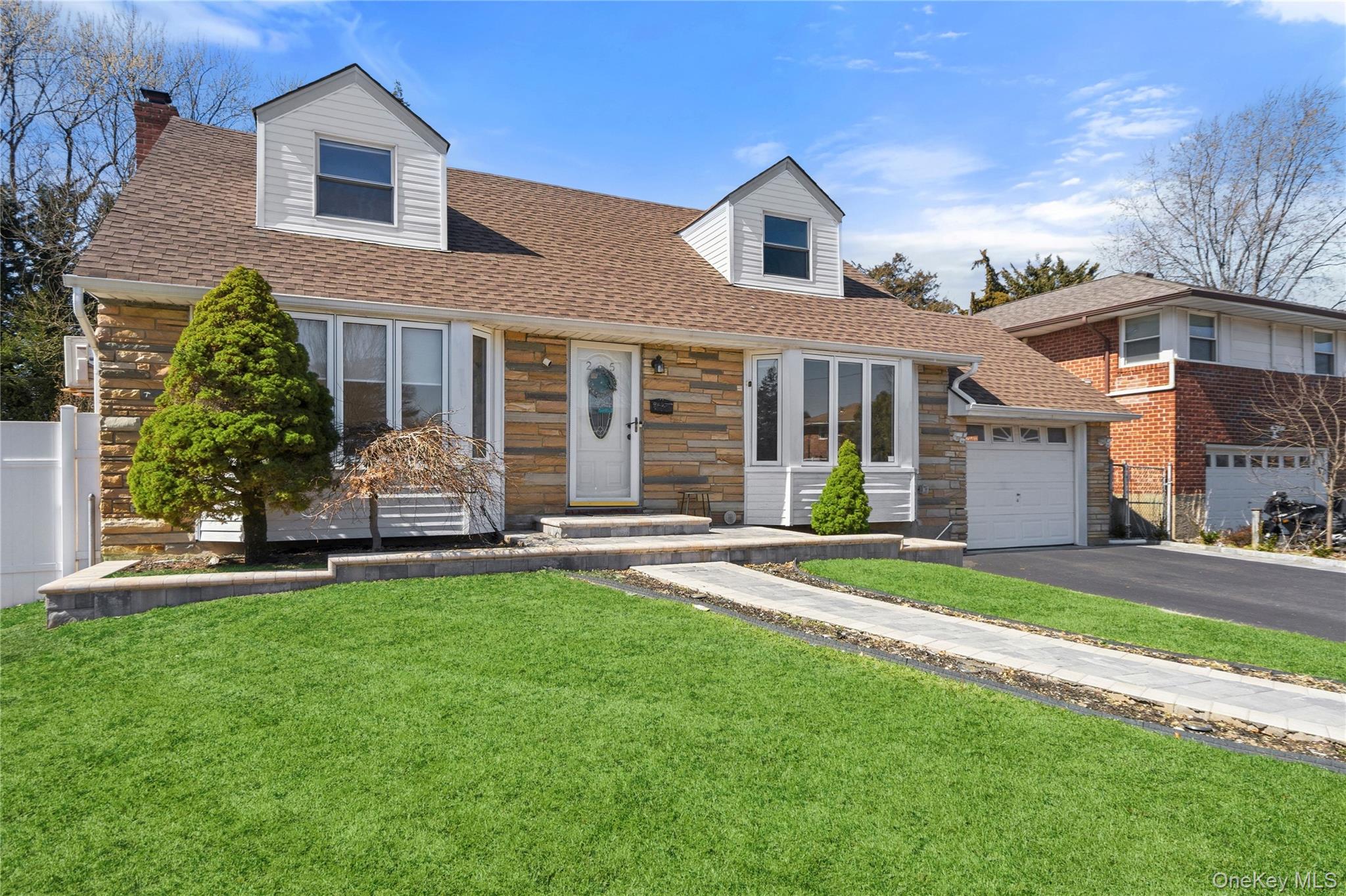 25 Leonard Road Syosset, NY 11791 - Photo 2 of 32