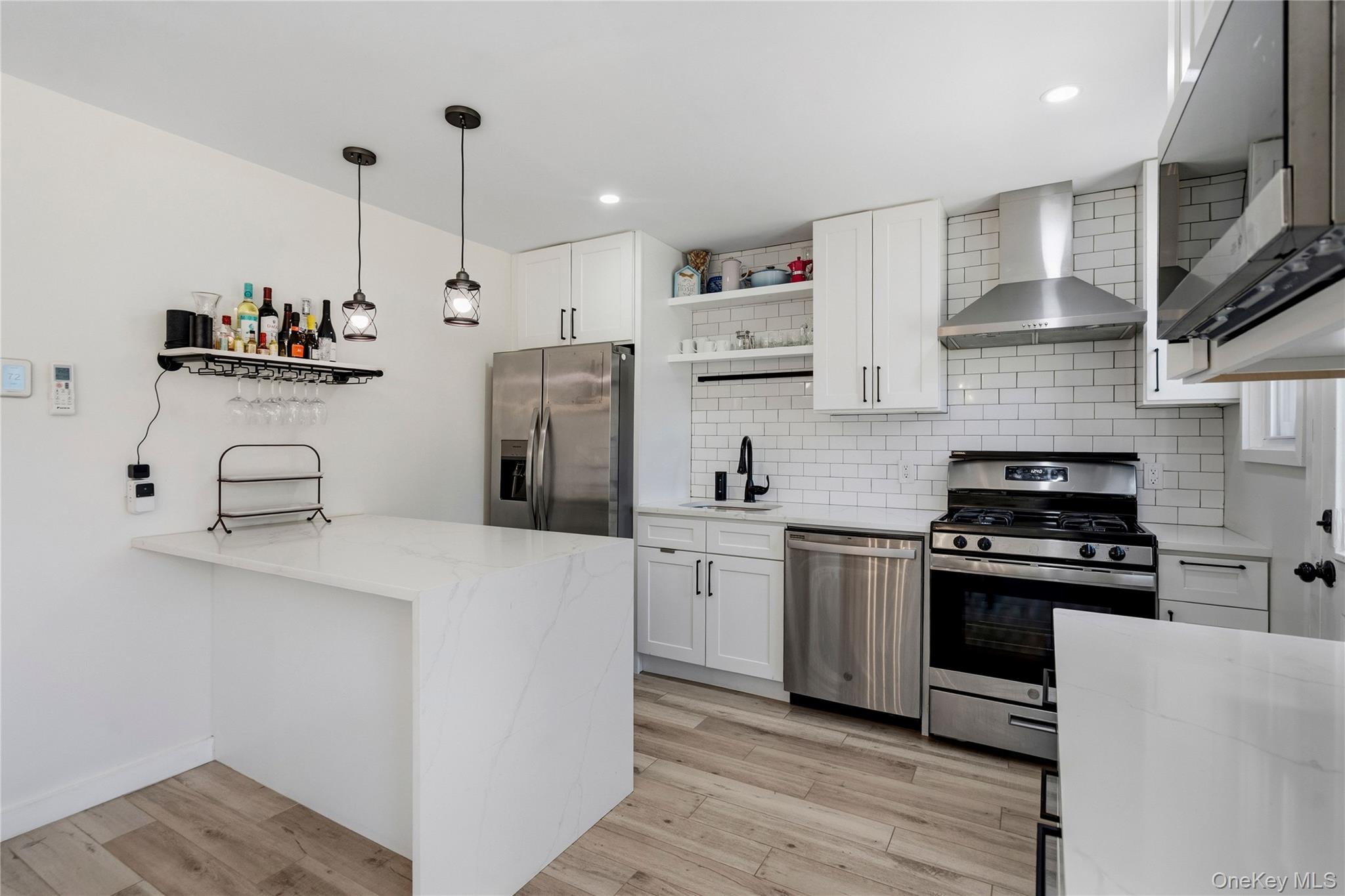 25 Leonard Road Syosset, NY 11791 - Photo 8 of 32