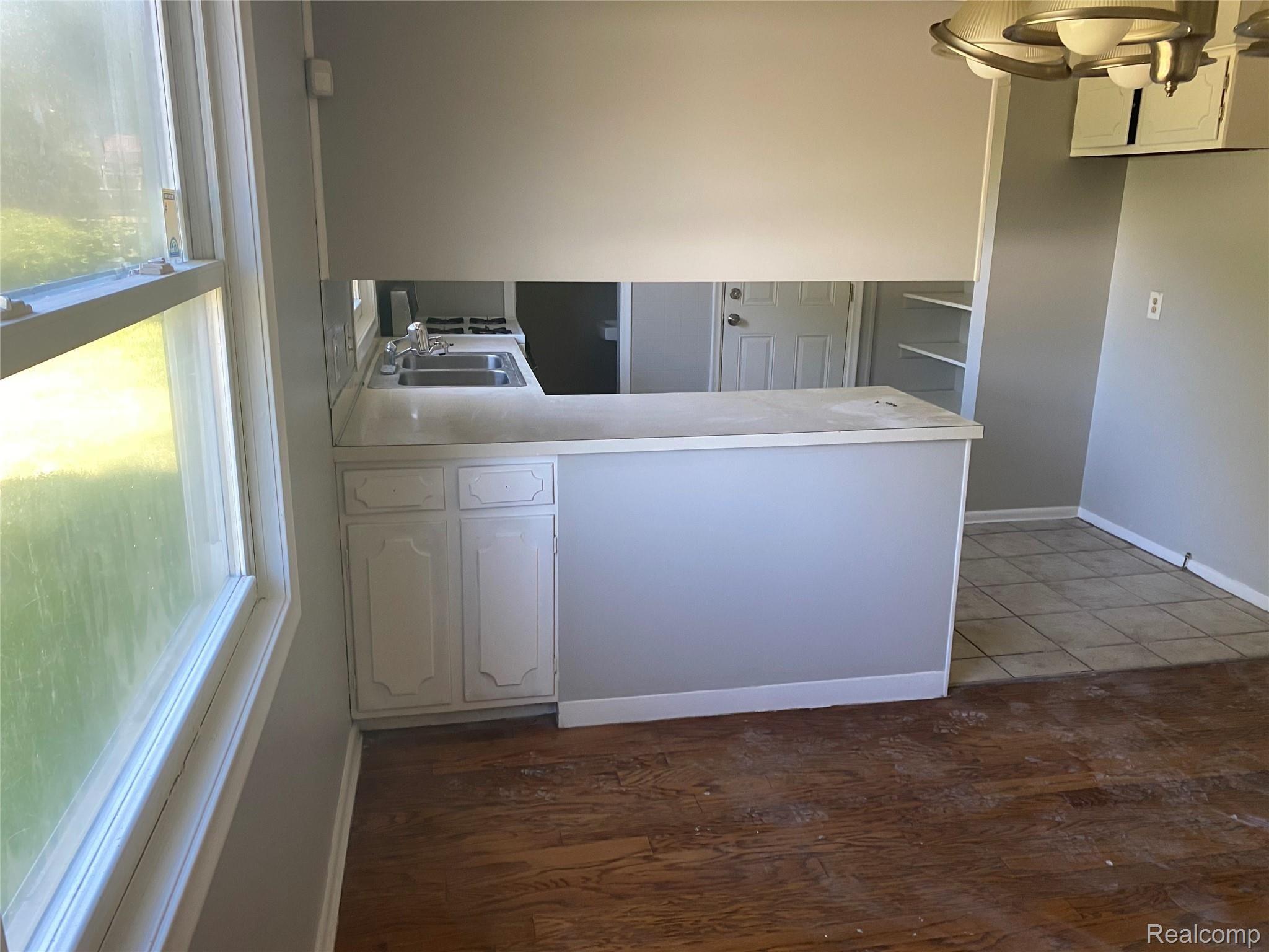 3569 Ridgecliffe Drive Flint, MI 48532 - Photo 8 of 13 IMG-3573.jpg