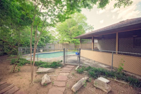 $2,250 | 13927 Lynnwood Lane, Sugar Land, TX 77498