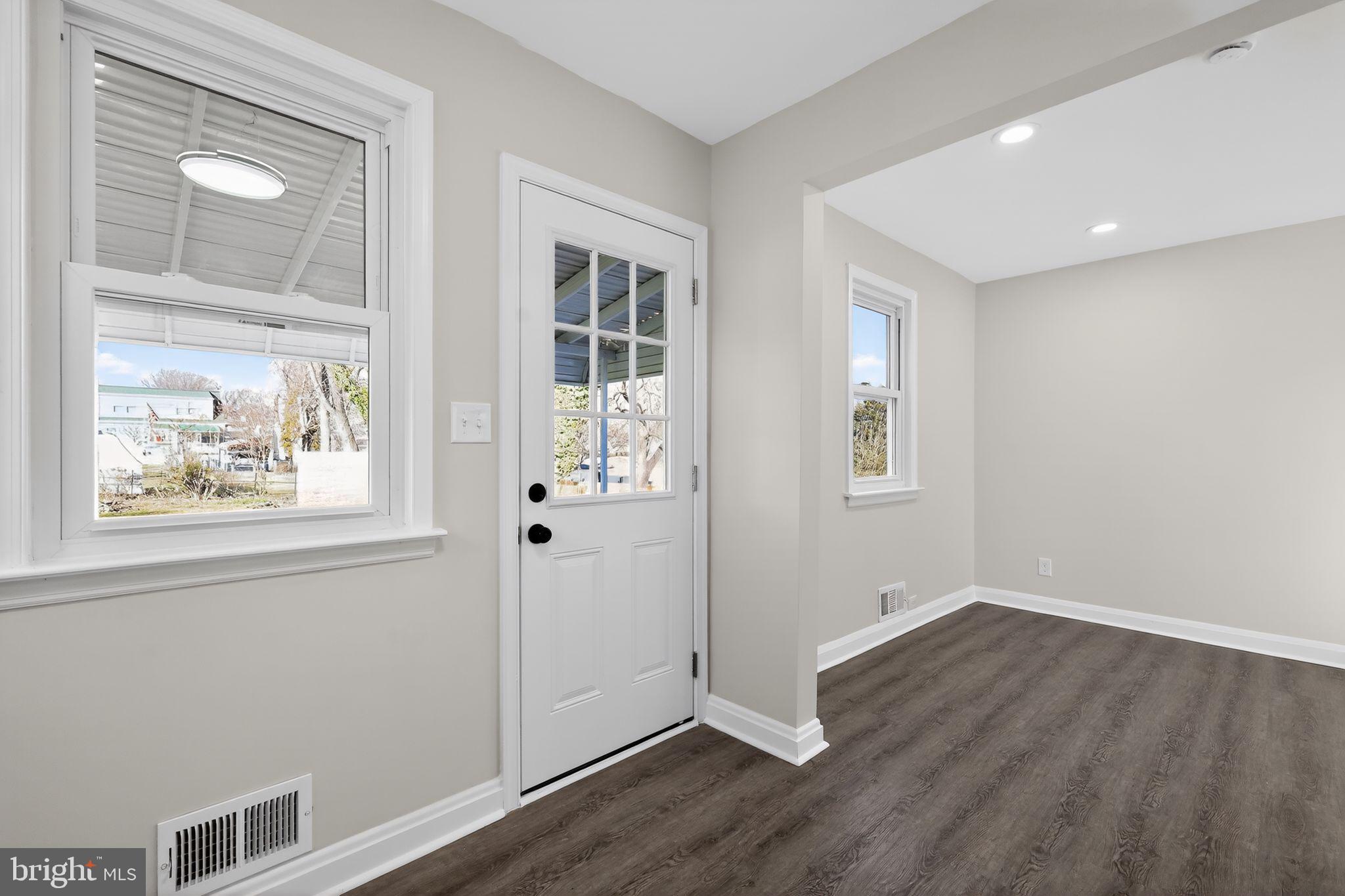 7908 Underhill Road Baltimore, MD 21237 - Photo 3 of 30 Living Room
