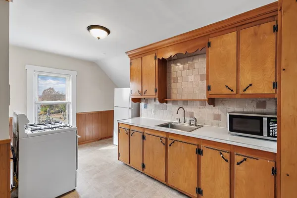 $1,400 | 2 Sutherland Street, Unit 3, Lowell, MA 01850