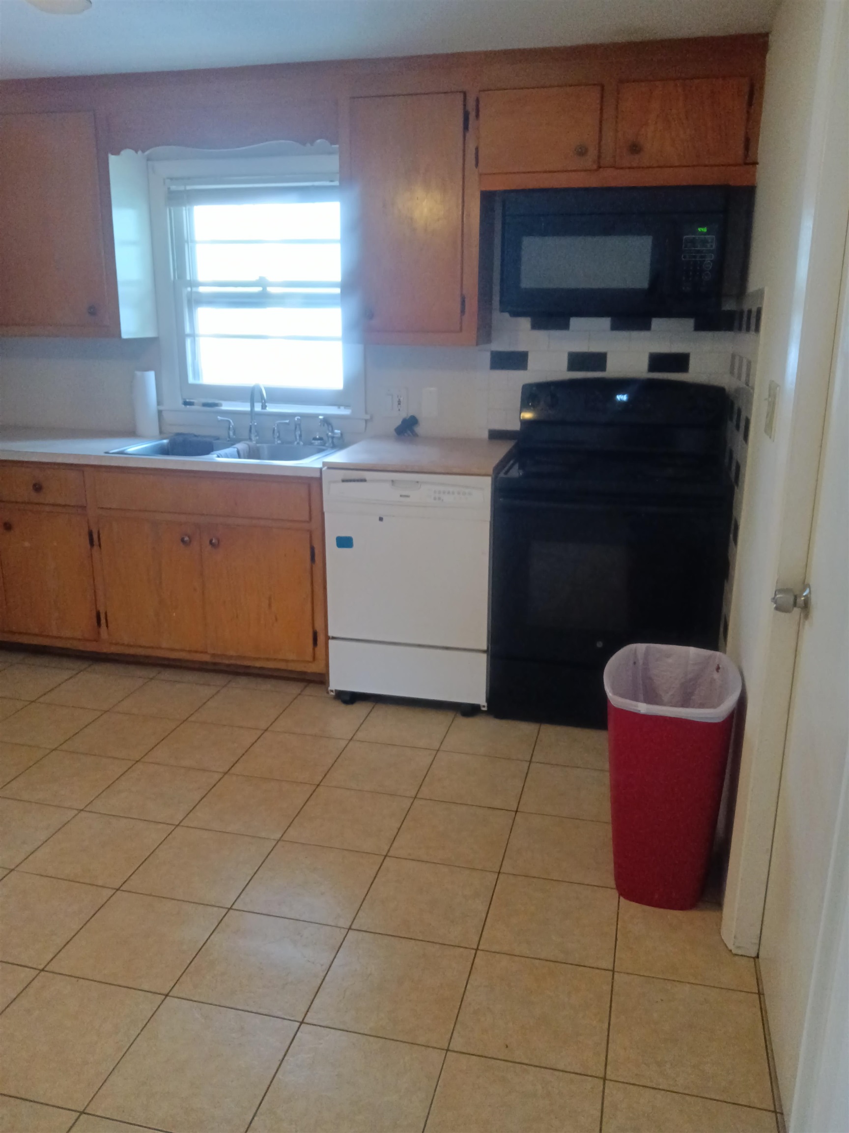 1069 Hayward Street Manchester, NH 03103 - Photo 24 of 54