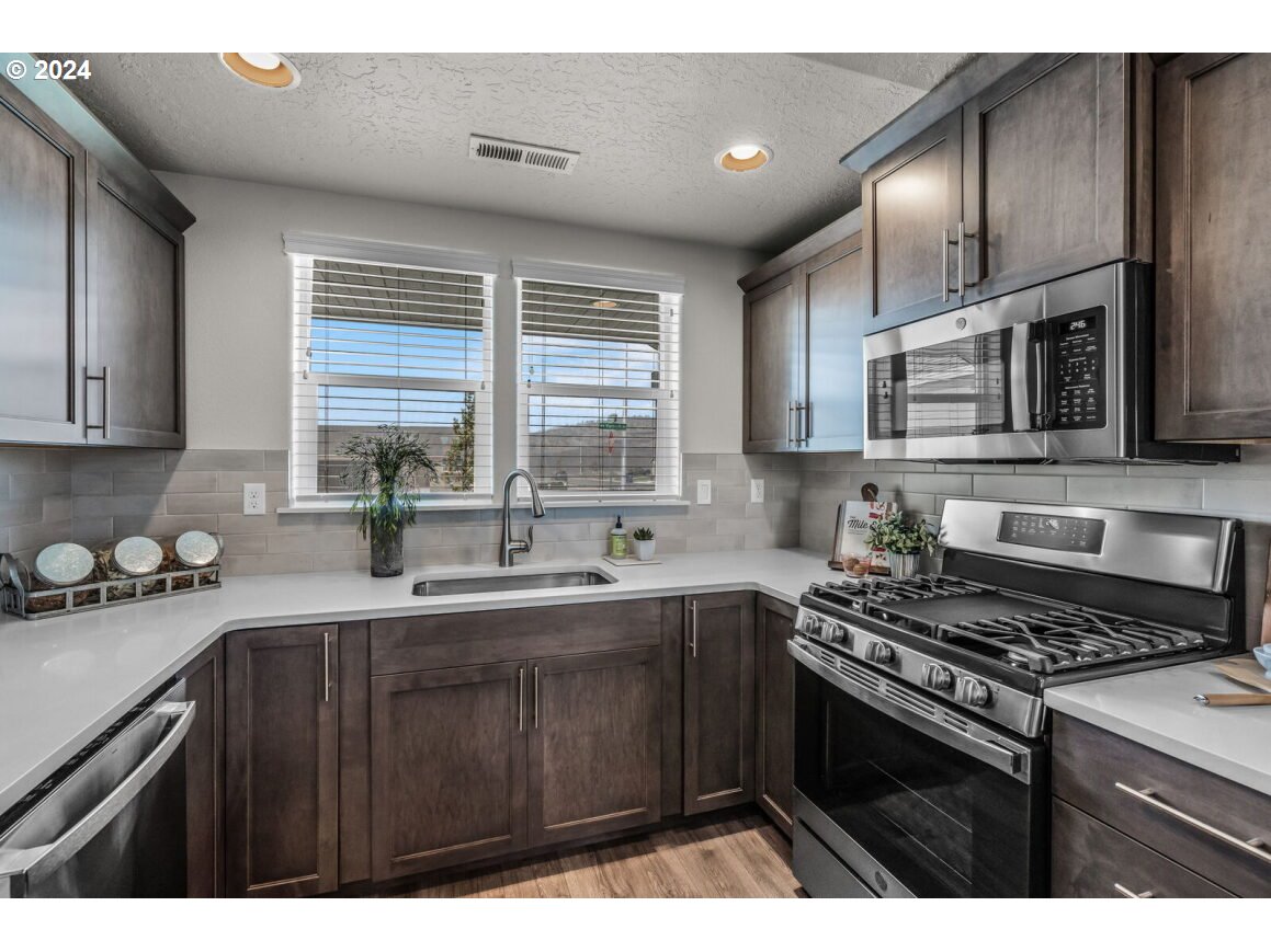 5016 Holly Springfield, OR 97478 - Photo 2 of 14