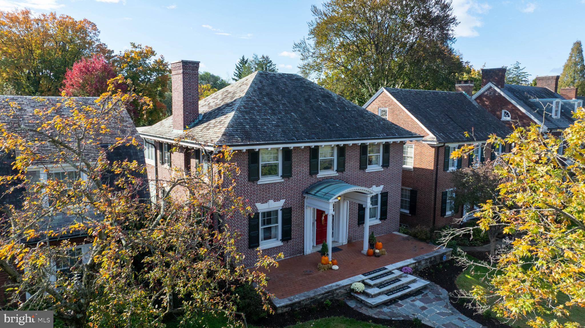 146 East Springettsbury Avenue York, PA 17403 - Photo 36 of 47 a front view of a house with a yard and fountain