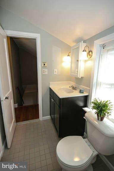 404 Whitestone Road Silver Spring, MD 20901 - Photo 19 of 30 Upper Level Full Bath