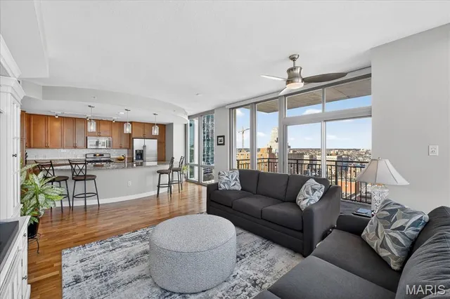 $635,000 | 4909 Laclede Avenue, Unit 1404, St. Louis, MO 63108