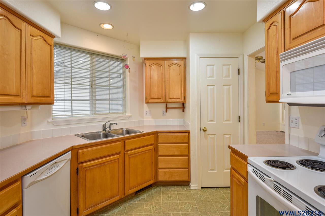2524 Del Rio Court Southeast Albany, OR 97322 - Photo 5 of 26 Gallery Image 5