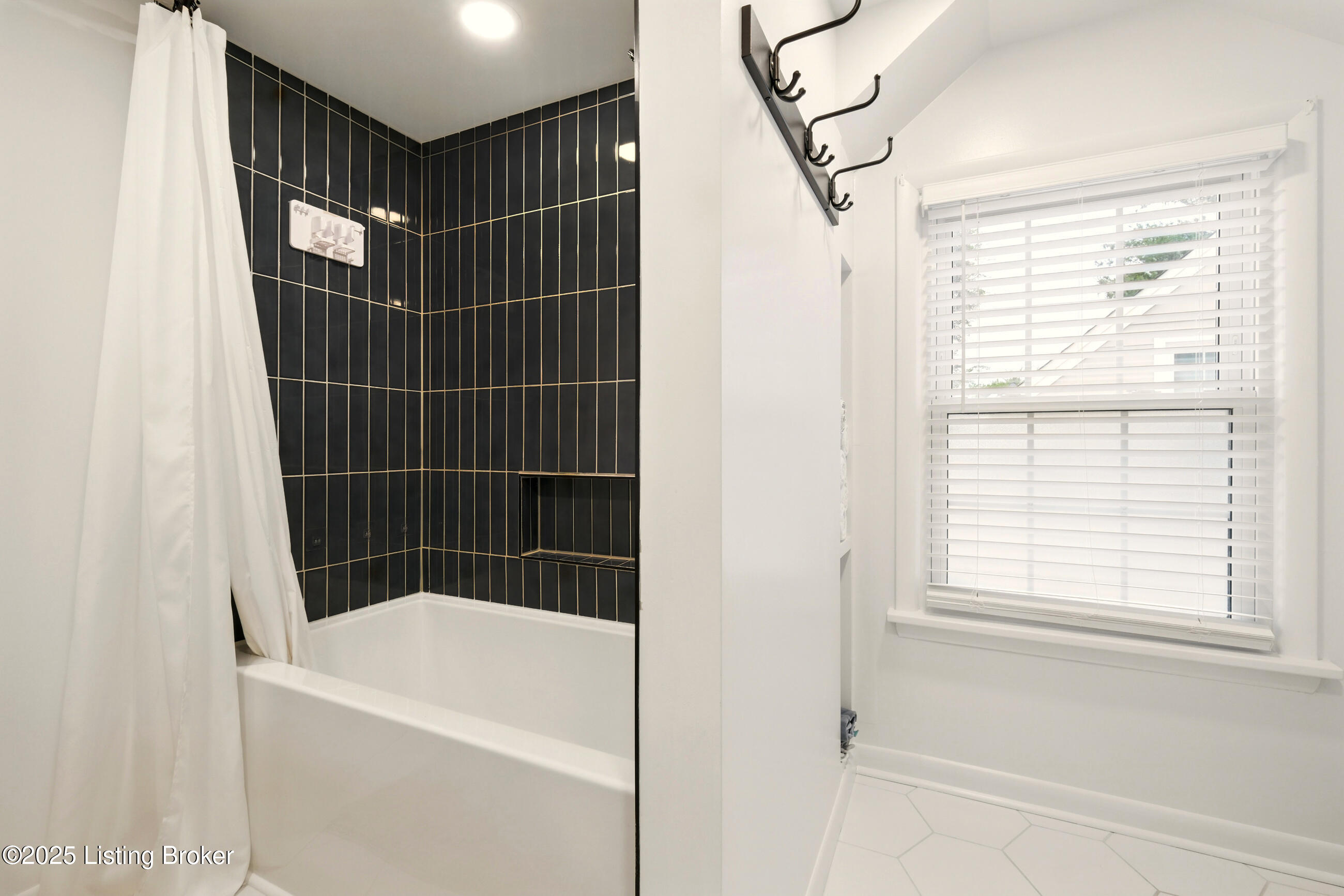 4022 Alton Road Louisville, KY 40207 - Photo 27 of 45 32_4022alton_louisvillerealestatemedia_1