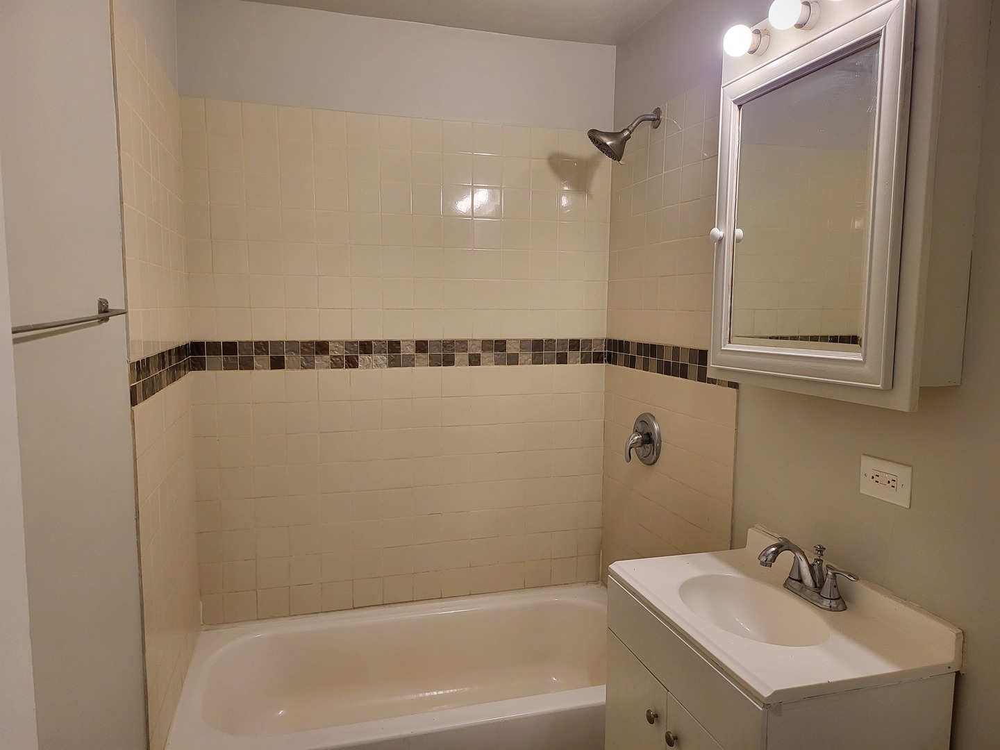 110 Walden Road Joliet, IL 60433 - Photo 6 of 20 a bathroom with a shower and a bathtub