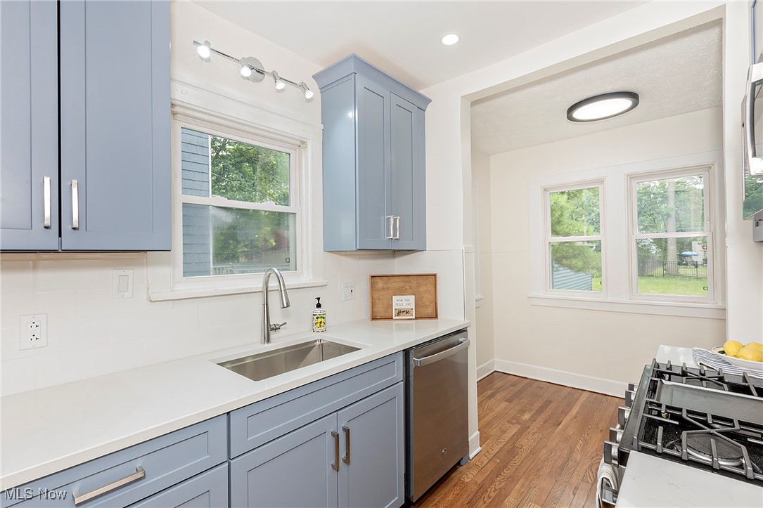 3366 Clarendon Road Cleveland, OH 44118 - Photo 14 of 50 Well appointed eat in kitchen