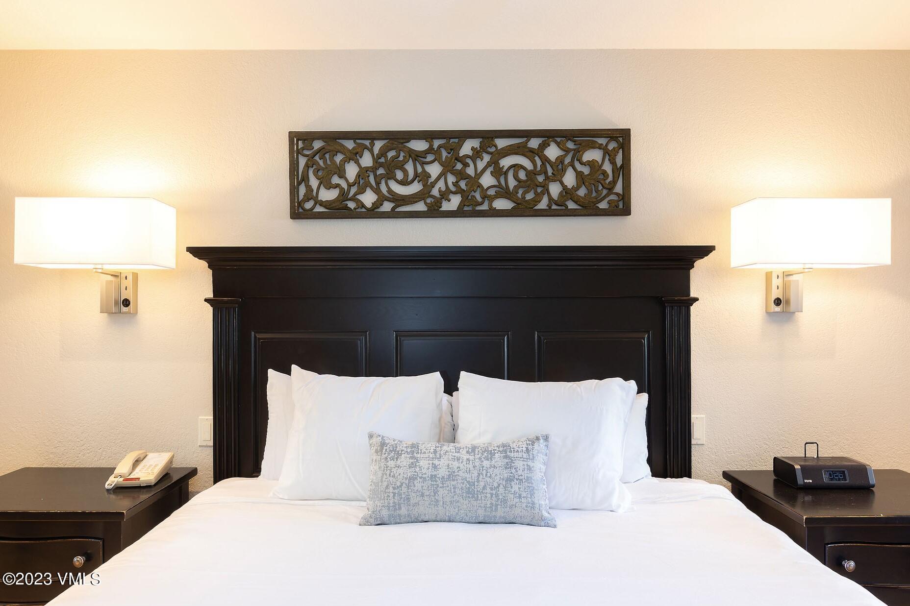 210 Offerson Road, Unit R115 WEEK 49 Beaver Creek, CO 81620 - Photo 18 of 30 a bedroom with a bed and a lamp