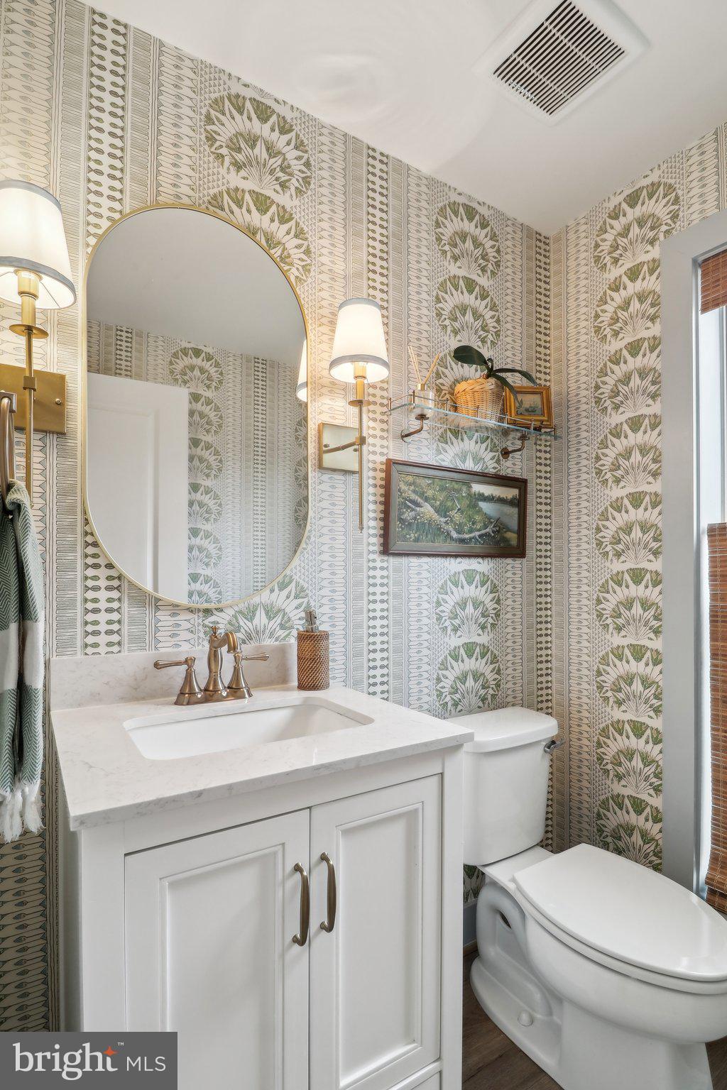 2256 South Glebe Road Arlington, VA 22206 - Photo 24 of 53 a bathroom with a toilet sink and mirror