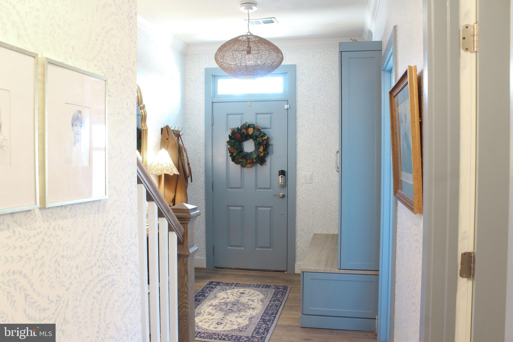 2256 South Glebe Road Arlington, VA 22206 - Photo 5 of 53 a view of a hallway with wooden floor and closet