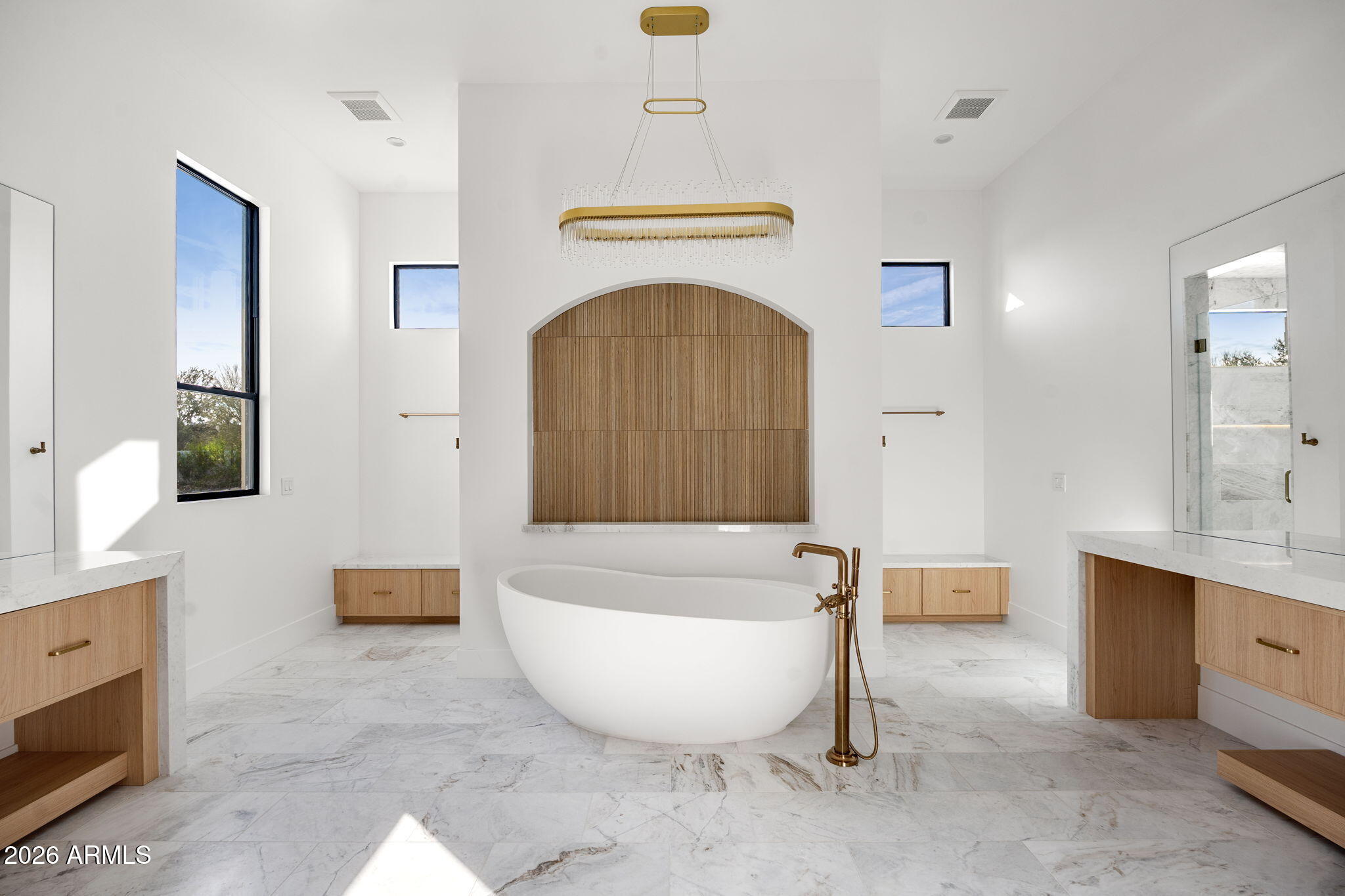 4534 East Pebble Ridge Road Paradise Valley, AZ 85253 - Photo 25 of 60 a spacious bathroom with a bathtub and mirror