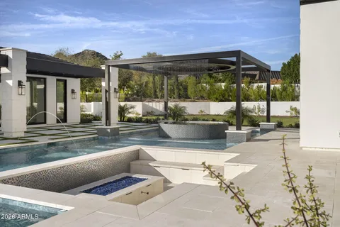 a view of a very nice looking house