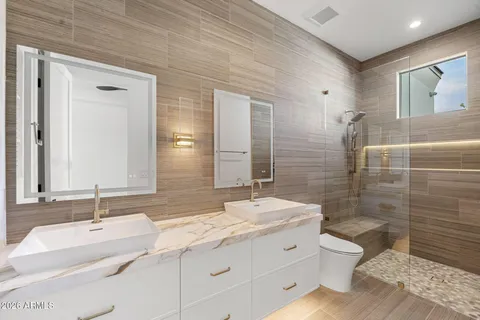 an empty room with closet and a ceiling fan