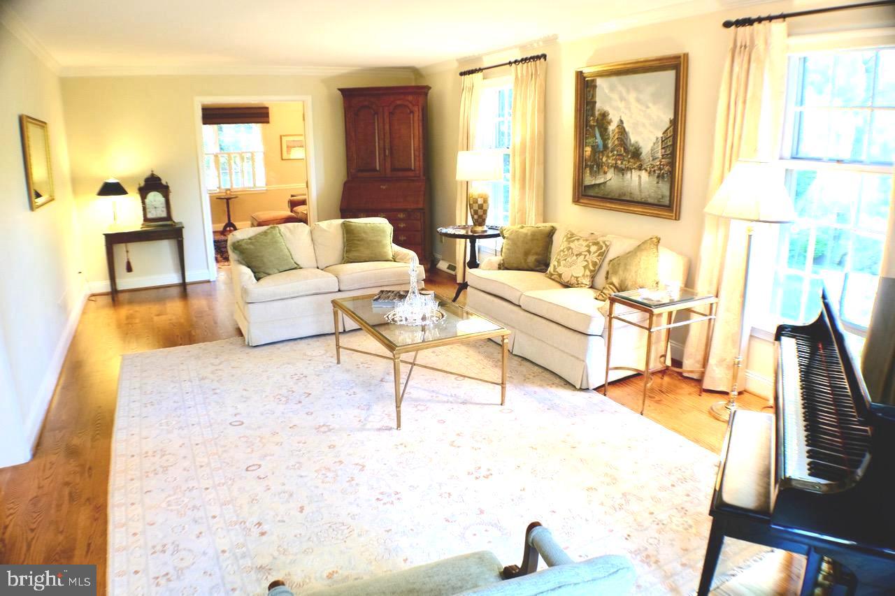 1066 Beaumont Road Berwyn, PA 19312 - Photo 19 of 40 Living Room
