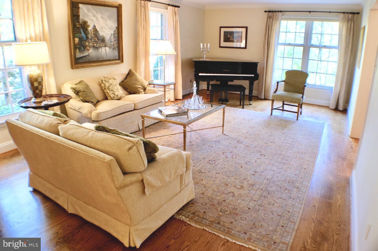 1066 Beaumont Road Berwyn, PA 19312 - Photo 20 of 40 Living Room