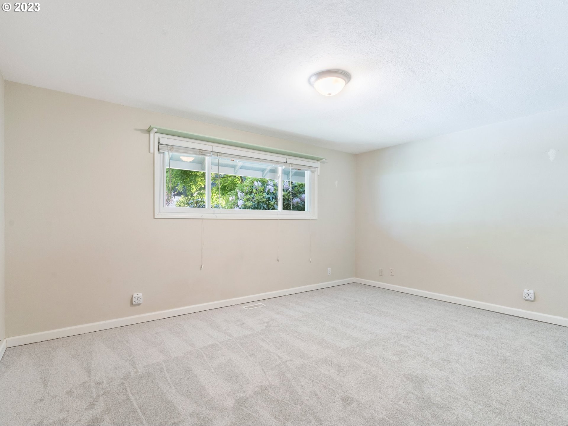 17875 Southwest Shawnee Trail Tualatin, OR 97062 - Photo 21 of 44 an empty room with a window