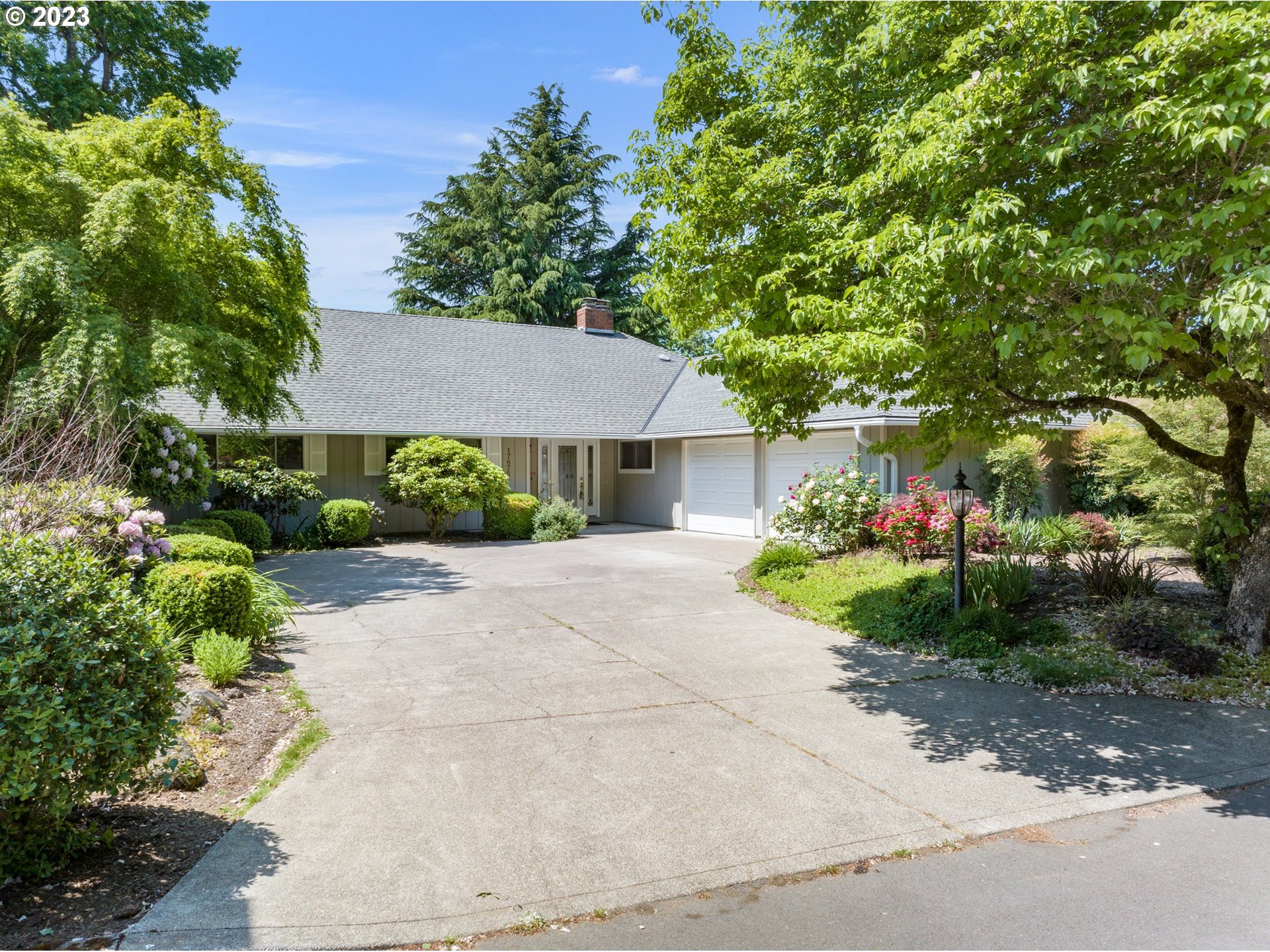17875 Southwest Shawnee Trail Tualatin, OR 97062 - Photo 39 of 44 a front view of a house with garden