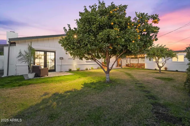 a view of a house with a yard