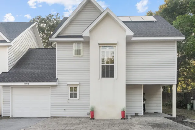 a view of a house with backyard