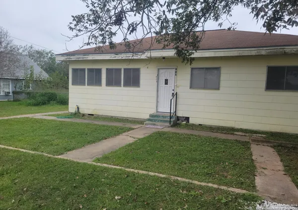 $1,400 | 925 4th Street, Floresville, TX 78114