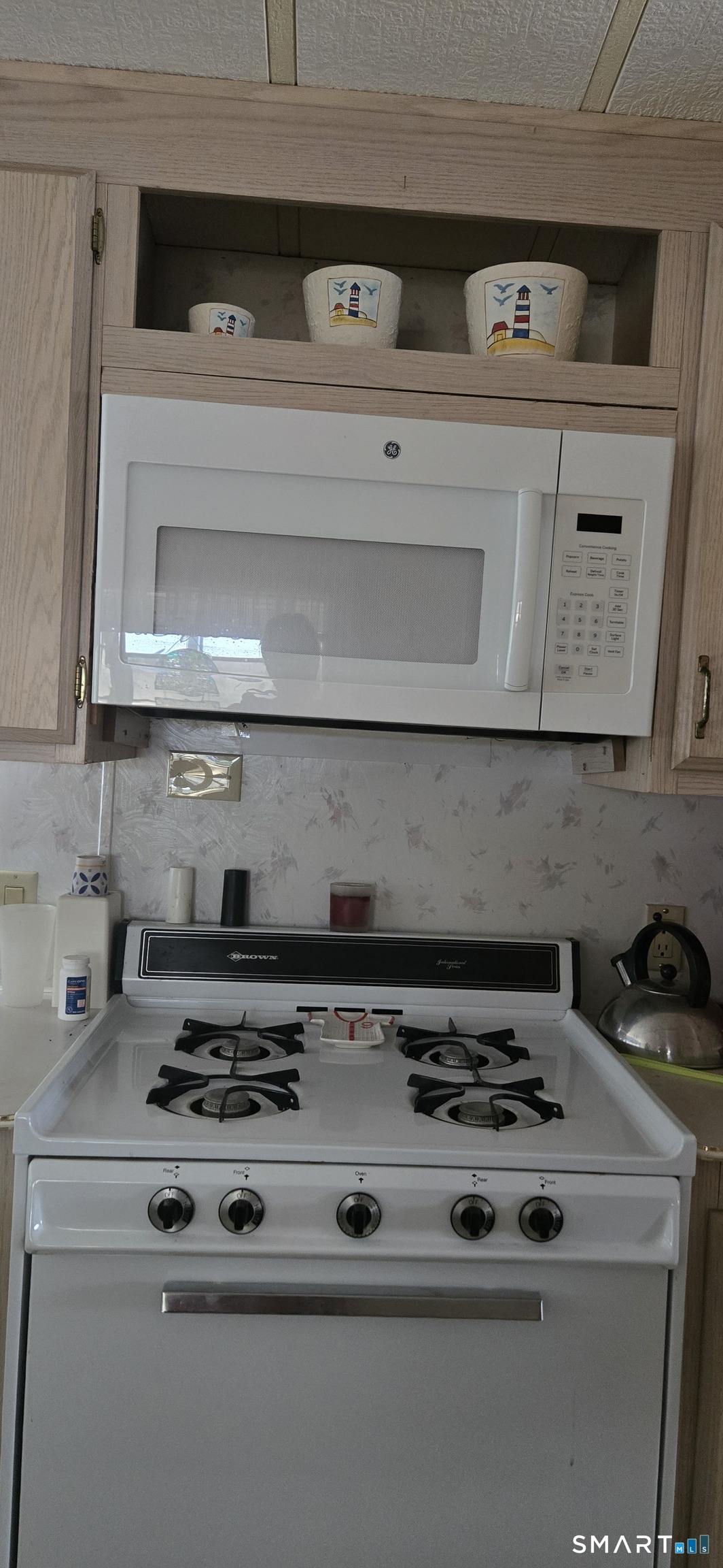 306 Old Colchester Road, Unit 126 Salem, CT 06420 - Photo 6 of 22 a stove top oven sitting inside of a kitchen