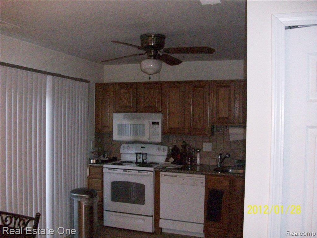 1118 Moreland Court Rochester, MI 48307 - Photo 2 of 12 Kitchen