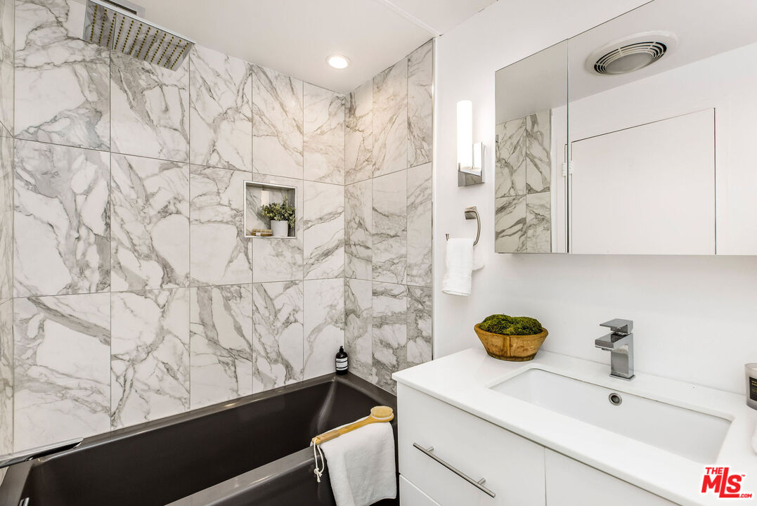 7250 Franklin Avenue, Unit 1204 Los Angeles, CA 90046 - Photo 19 of 54