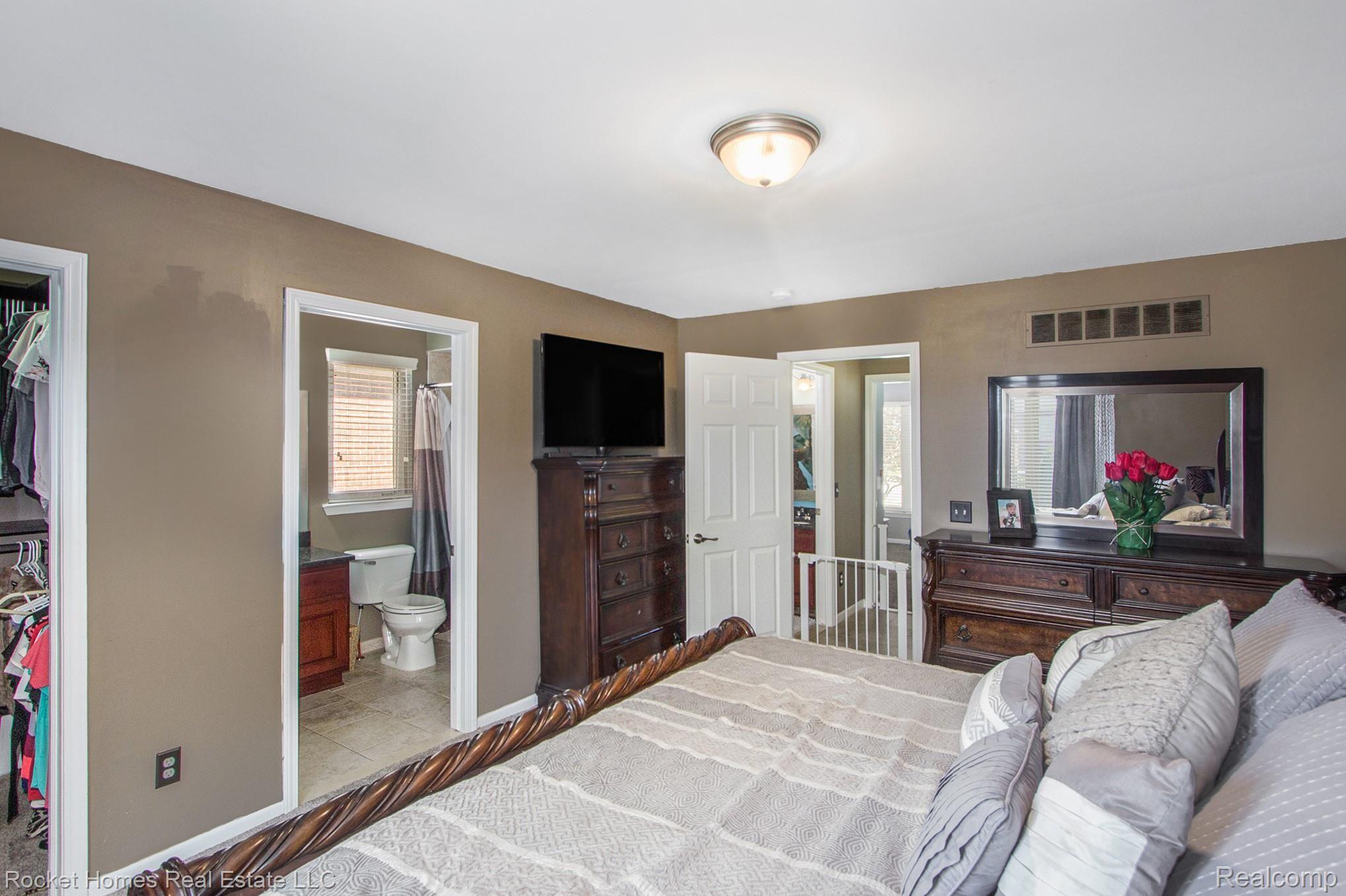16488 Moore Park Road Macomb, MI 48044 - Photo 16 of 34 IMG_4727.jpg