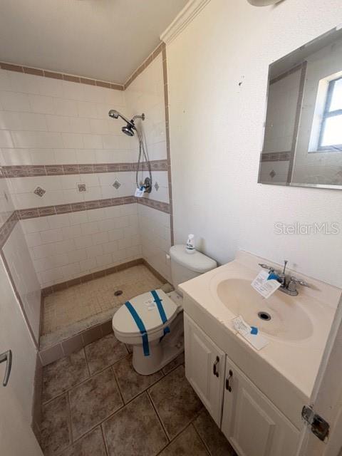 1701 Raleigh Avenue Daytona Beach, FL 32117 - Photo 6 of 16 a bathroom with a sink and a mirror