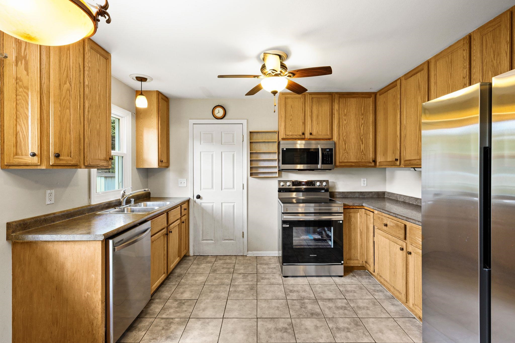 1417 Wyoming Way Madison, WI 53704 - Photo 8 of 37