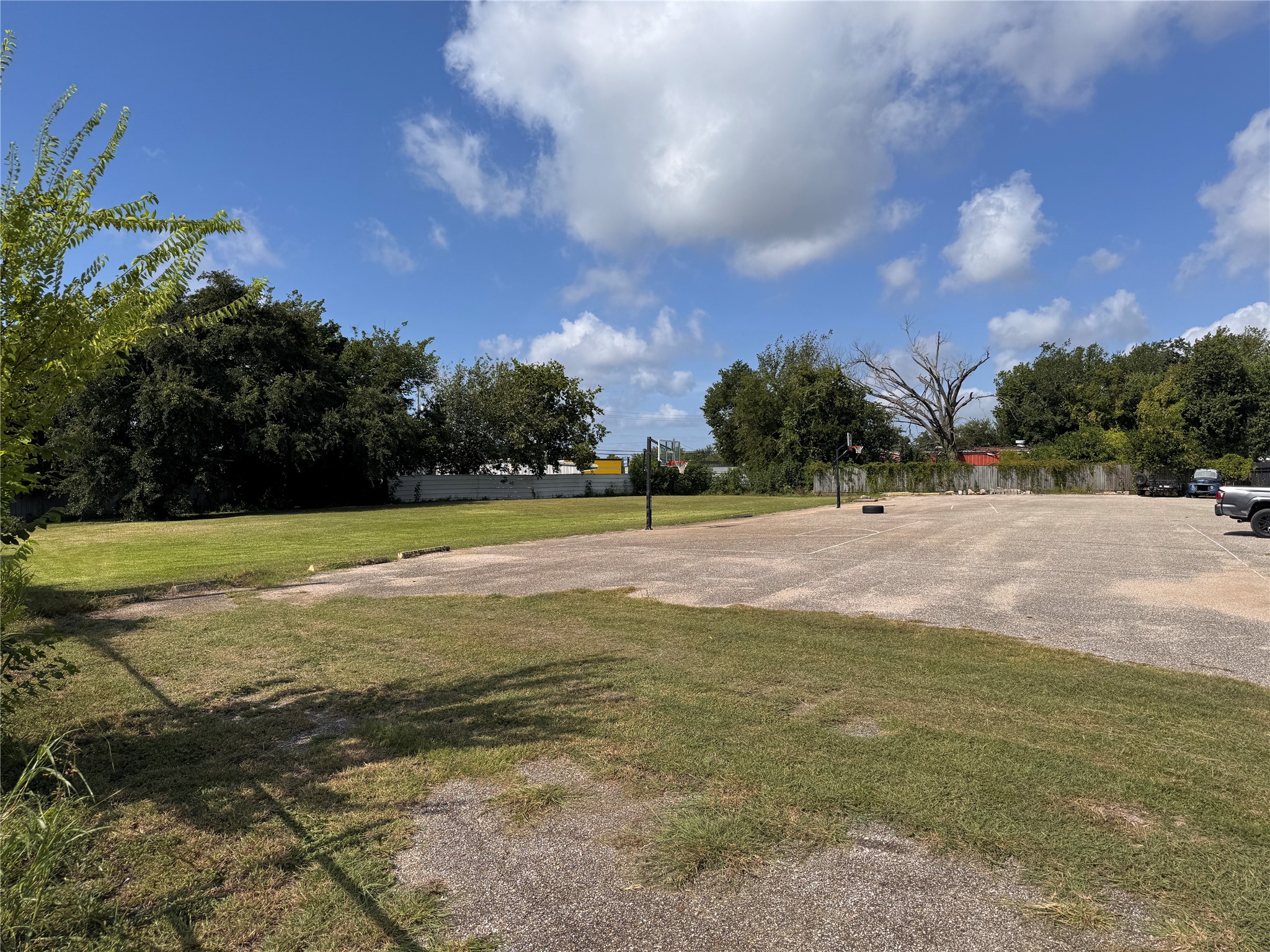 7151 Lawndale Street Houston, TX 77023 - Photo 2 of 13 a view of a tennis court