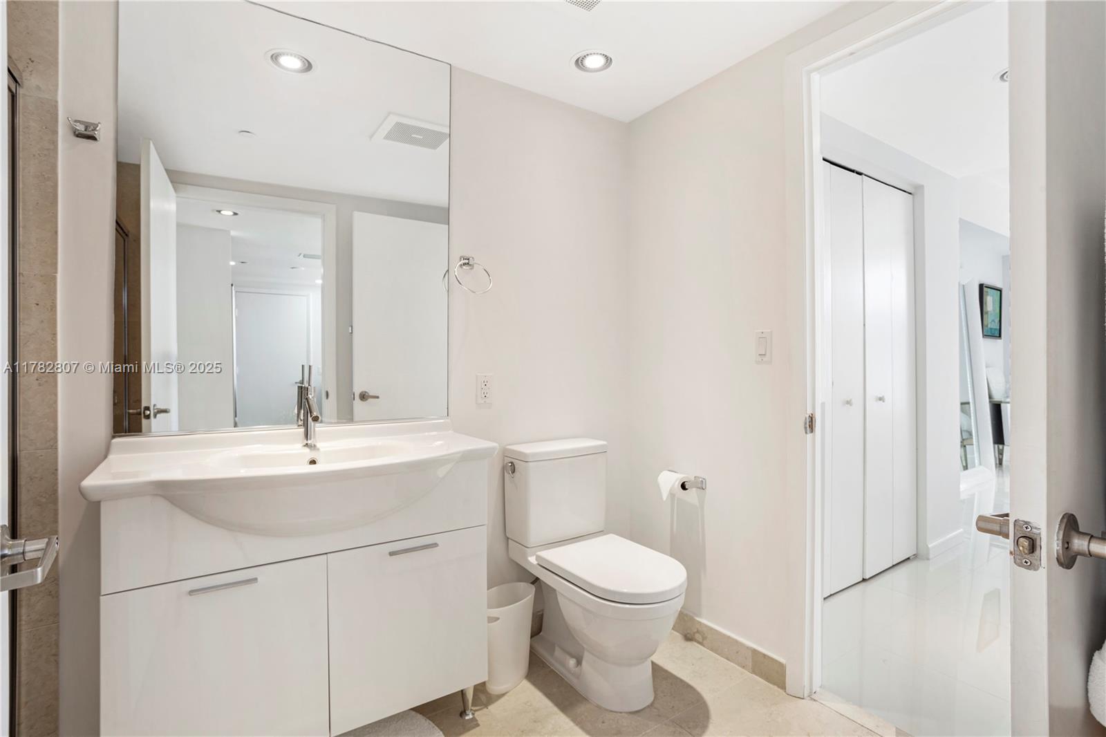 475 Brickell Avenue, Unit 3813 Miami, FL 33131 - Photo 11 of 21