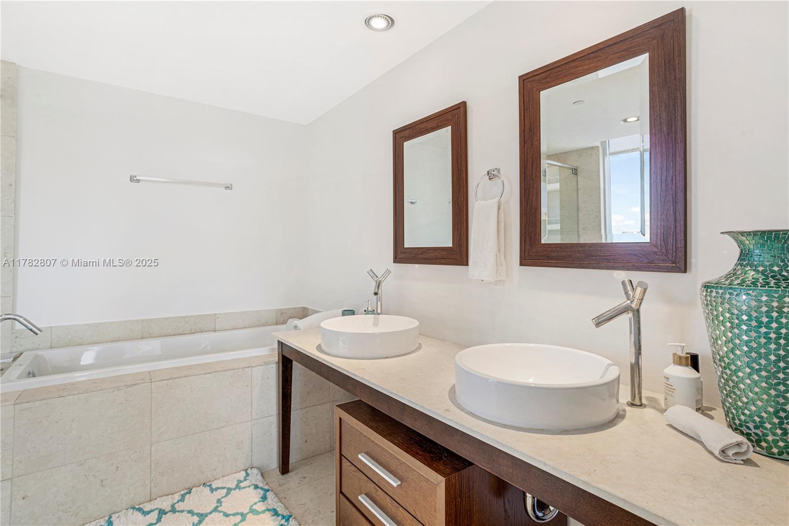 475 Brickell Avenue, Unit 3813 Miami, FL 33131 - Photo 14 of 21