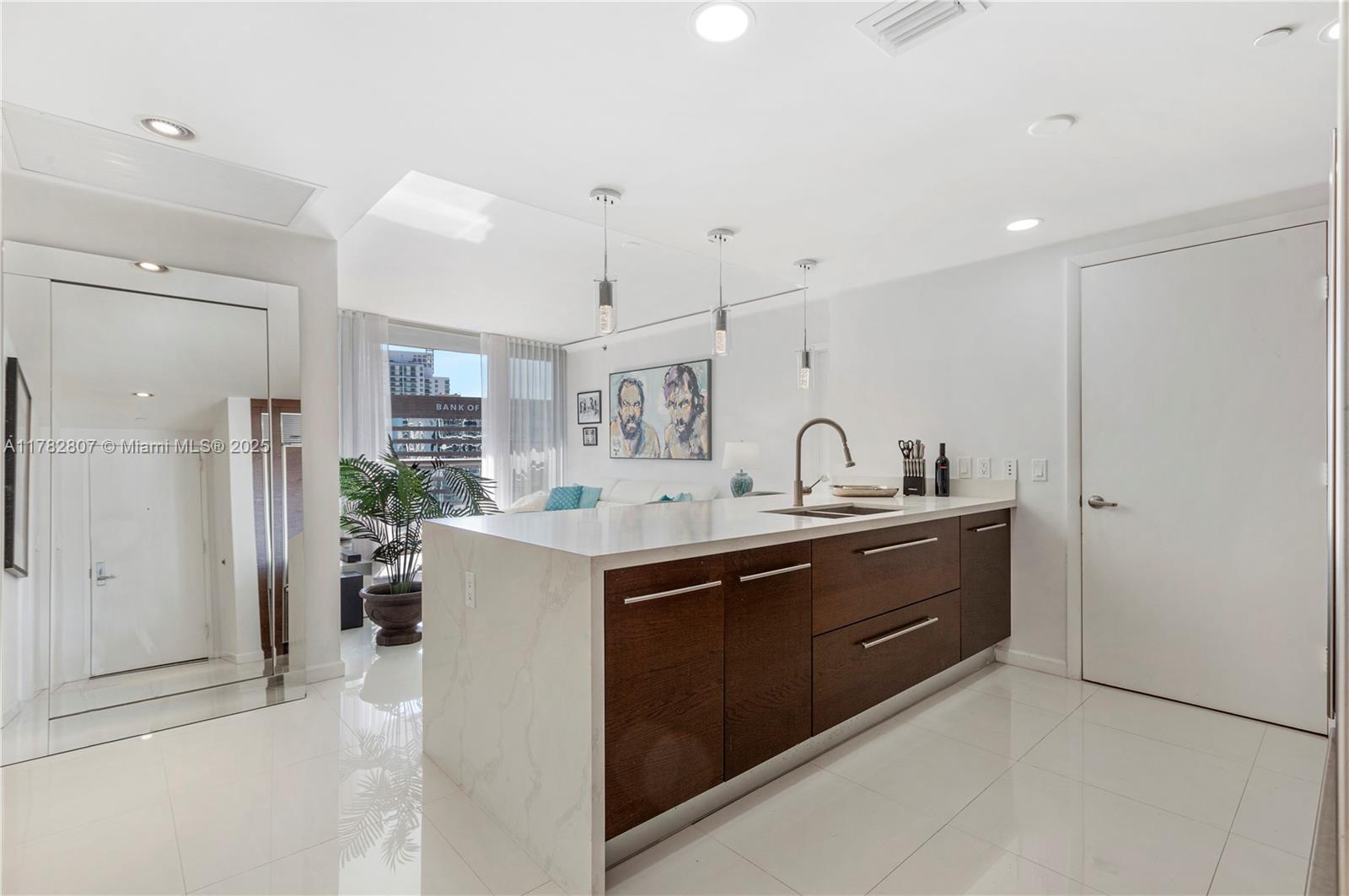 475 Brickell Avenue, Unit 3813 Miami, FL 33131 - Photo 2 of 21