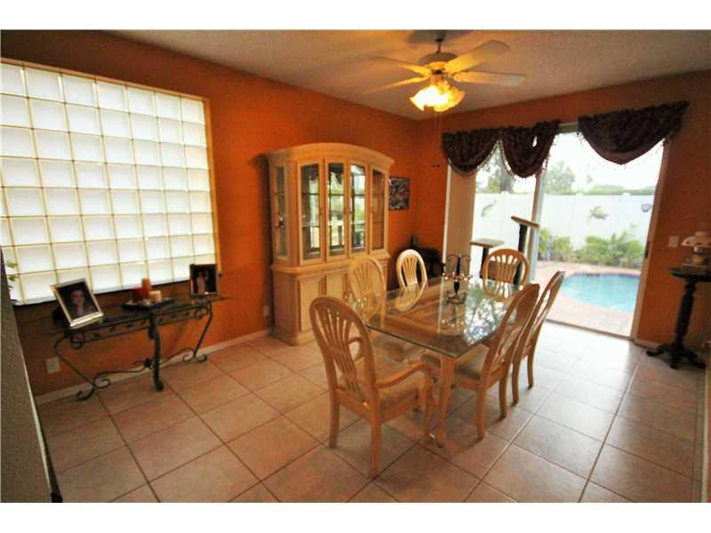 6843 Torch Key Street Lake Worth, FL 33467 - Photo 4 of 20 Family/Great Room