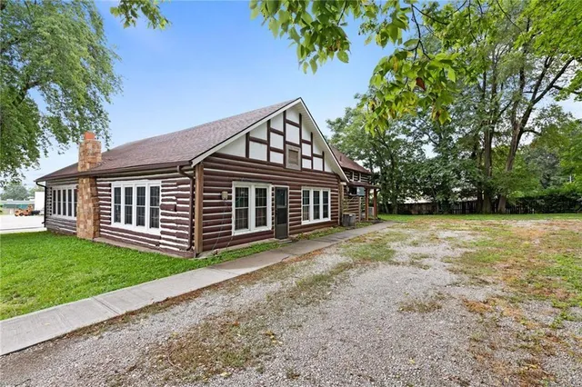 $350,000 | 121 U.S. Highway 40, Odessa, MO 64076