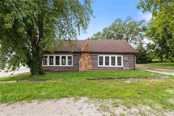 $350,000 | 121 U.S. Highway 40, Odessa, MO 64076