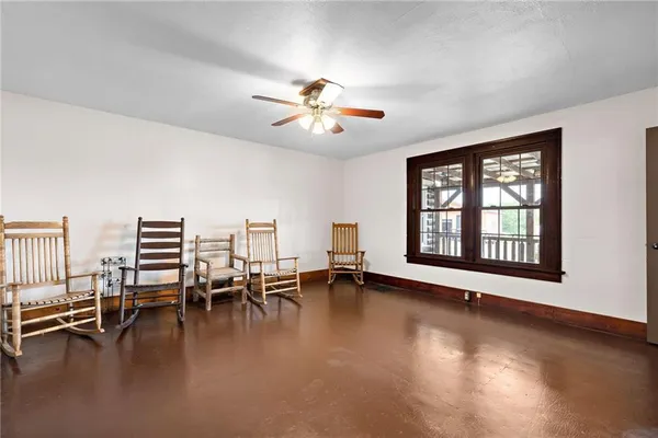 $350,000 | 121 U.S. Highway 40, Odessa, MO 64076