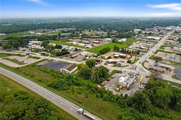 $350,000 | 121 U.S. Highway 40, Odessa, MO 64076