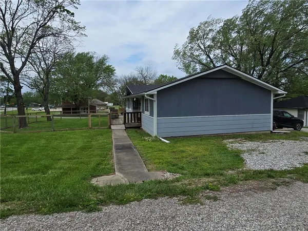 $189,000 | 302 Dement Street, Mound City, KS 66056