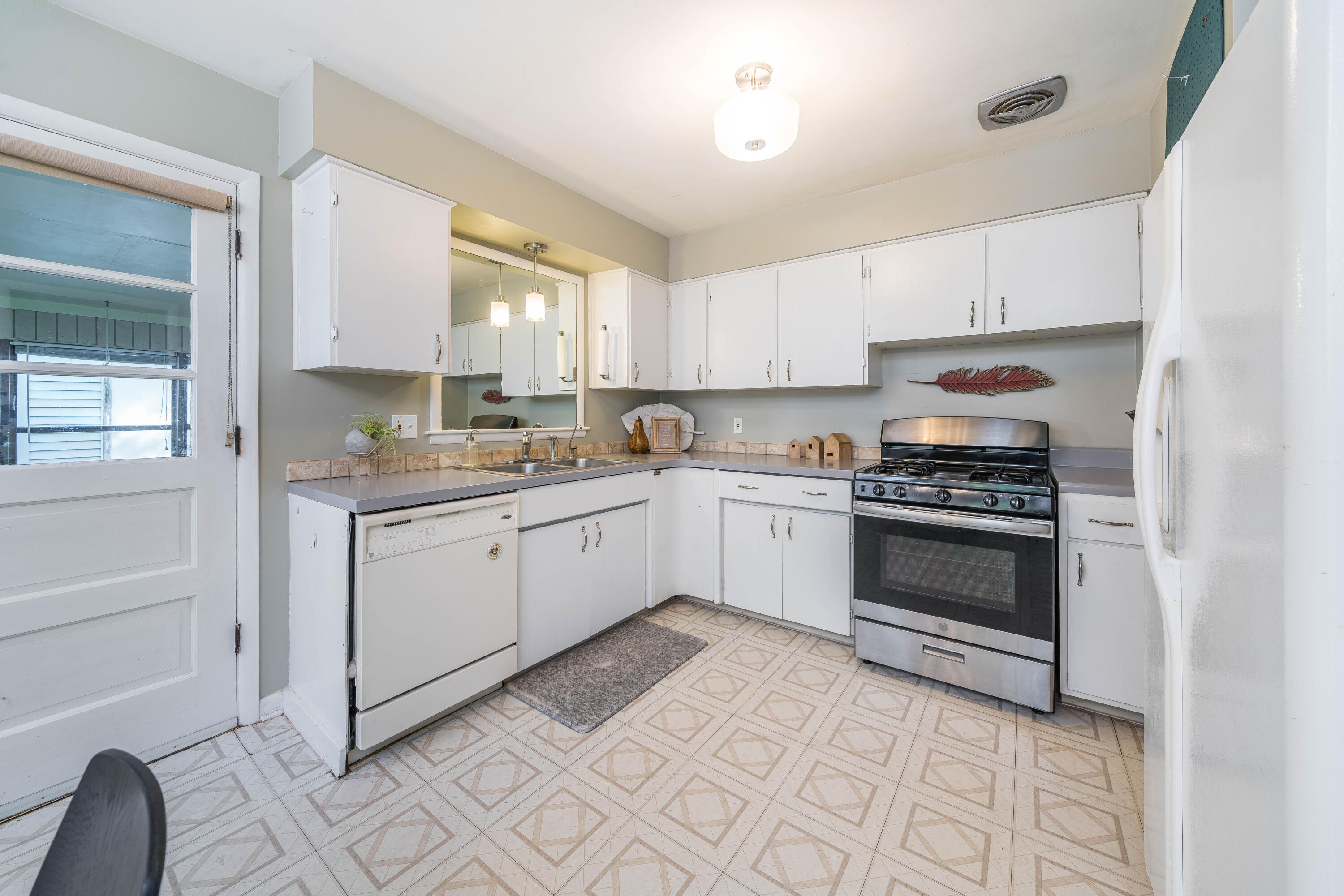 1122 Manor Street Kalamazoo, MI 49006 - Photo 8 of 25 1122_Manor_St_07