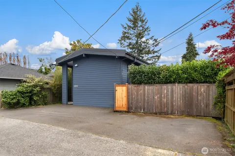 $284,000 | 1519 5th Avenue West, Unit 5, Seattle, WA 98119