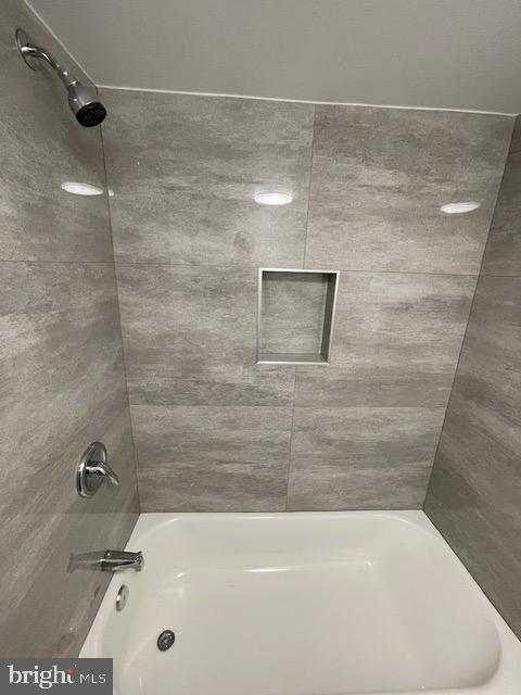 1836 Metzerott Road, Unit 1516 Hyattsville, MD 20783 - Photo 4 of 26 a bathroom with a tub