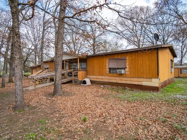 a view of a house with backyard