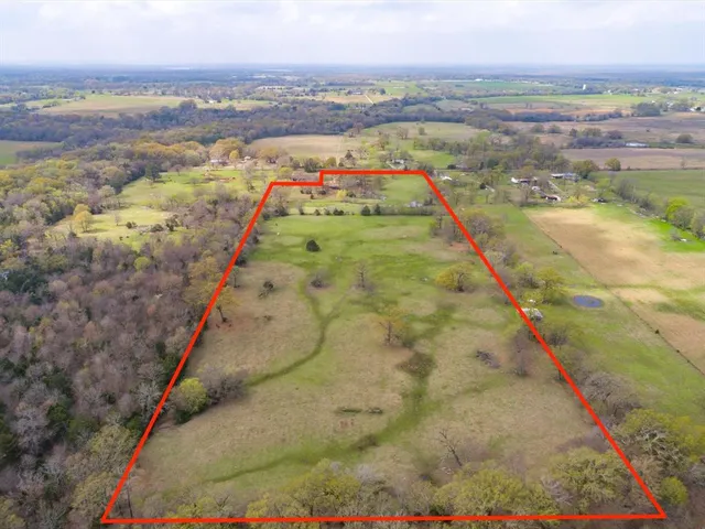 a view of a houses with a yard